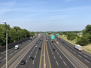 2021-05-25 17 05 16 View north along Interstate 95 (New Jersey Turnpike) from the overpass for Middlesex County Route 514 (Main Street) in Woodbridge Township, Middlesex County, New Jersey
