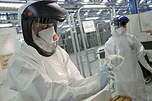 Army trainers teach NHS medics how to put on Ebola safety suits (15650293350)