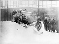 Automobil mit Schneeraupen beim Geländefahren - CH-BAR - 3241596