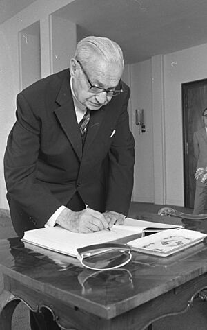 Bundesarchiv B 145 Bild-F034188-0011, Bonn, Heinemann empfängt Oberbürgermeister