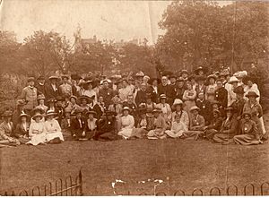 Church League for Women's Suffrage meeting in Brighton 1913 (25200499798)