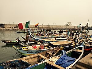 Des barques au port de pêche de Cotonou au Bénin