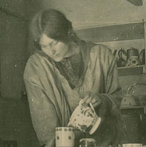Dorothy Johnstone in 1918 (cropped).jpg