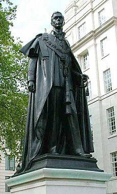 George VI - Statue - Carlton House Terrace - London - 310504
