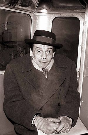Humorist Ježek se je dopoldne peljal prvič s pohorsko vzpenjačo in koristil življenjsko brezplačno vozovnico 1959.jpg