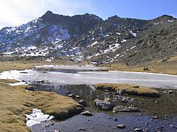 Laguna de los Pájaros y risco de los Claveles