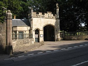 Llantarnam Abbey Gateway (875484).jpg