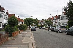 Lyndhurst Gardens - geograph.org.uk - 871384