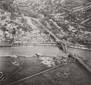 Pname van een verkenningsvliegtuig van de ravage rond de door de Duitsers opgeblazen brug in Arnhem 2