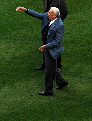 Ralph Kiner throws out first pitch CROP