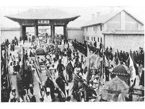 대한문 앞 명성황후 국장행렬-1897