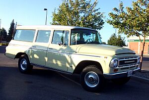 1968 International Travelall 1100C (6012671757) (cropped)