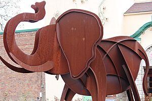 Art outside of Tembo Trail