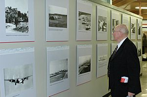 Berlin Airlift pilot browses museum