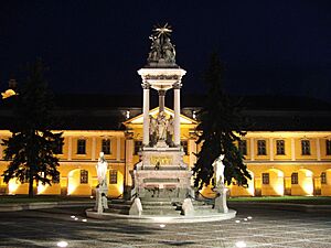 Esztergom.city.hall.and.holy.trinity.statue