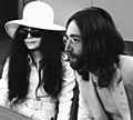 John Lennon en echtgenote Yoko Ono vertrekken van Schiphol naar Wenen in de vert, Bestanddeelnr 922-2496 (cropped)