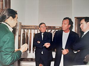 Julio Iglesias en el Museo de la Música Etnica (2020)