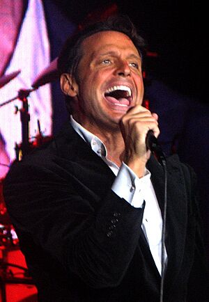 Luis miguel 328 (cropped) (2).jpg