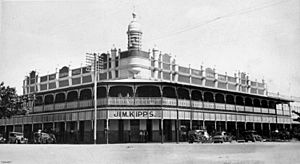 StateLibQld 1 132348 Central Hotel in Cairns, 1932