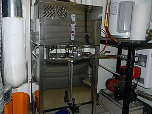 Steam water distiller
