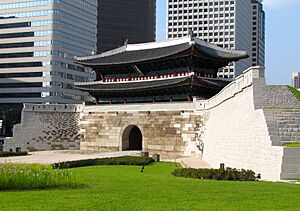 Sungnyemun Gate, front, 2013