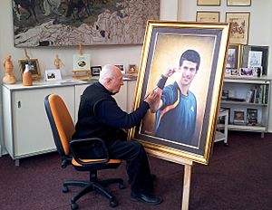 Сава Стојков завршава портрет Новака Ђоковића у свом атељеу у Препарандији.jpg