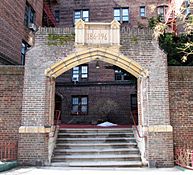 186-196 Pinehurst Avenue entrance Hudson Heights