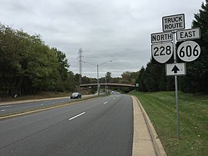 2016-10-27 11 07 46 View north along Virginia State Route 228 Truck and east along Virginia State Secondary Route 606 Truck (Herndon Parkway) at Crestview Drive in Herndon, Fairfax County, Virginia