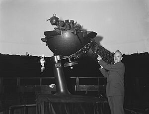 25 jarig bestaan van het Zeiss Planetarium Haagse Crt Dr J J Raimond jr, Bestanddeelnr 910-1522