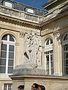 Cour d'honneur statue 2 Palais Bourbon