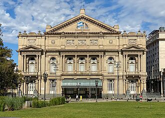 Fachada del Teatro Colón en Buenos Aires, Argentina.jpg