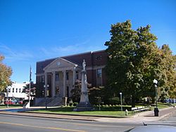 Hopkins County Courthouse and Confederate Monument in Madisonville