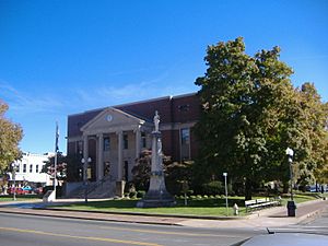 Hopkins County Courthouse and Confederate Monument in Madisonville