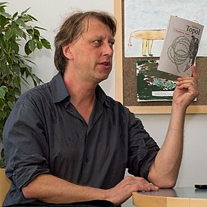 Jáchym Topol s knihou 2010-09-22 b.jpg