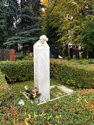 Nadezhda Alliluyeva Tomb 20160930