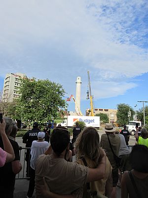 Robert E Lee statue removed from column New Orleans 19 May 2017 13