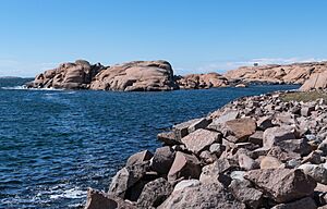 Stångehuvud red granite cliffs 01