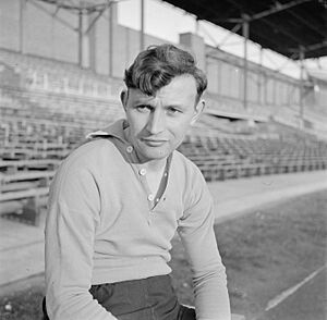 Abe Lenstra (Heerenveen) in het Olympisch Stadion in Amsterdam, enige dagen na d, Bestanddeelnr 191-1062.jpg