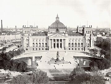 Berlin Reichstag mit Bismarck Denkmal um 1900