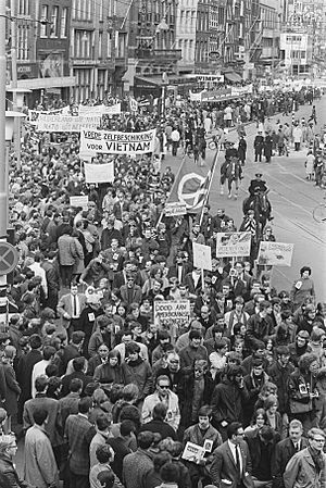 Demonstratie tegen oorlog in Vietnam, NATO enz. in Amsterdam, Bestanddeelnr 921-2506