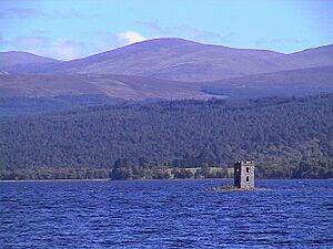 Eilean nam Faoileag crannog and Loch Rannoch - geograph.org.uk - 36187