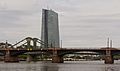 Frankfurt am Main, die Europäische Zentralbank vanaf die Alte Mainbrücke foto5 2016-08-11 16.21