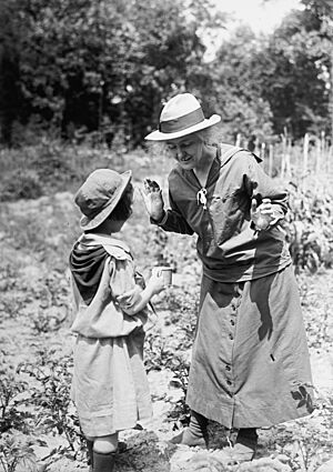 GIRL SCOUTS PICNIC AT HOME OF MRS. HERBERT HOOVER LCCN2016869391 (cropped)