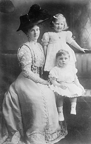 Princess Alice, Countess of Athlone with children