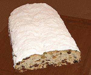 Rosinen-Christstollen angeschnitten