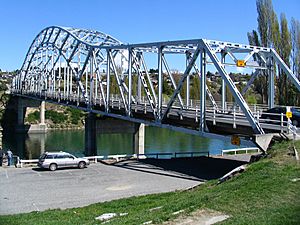 State Highway 8 bridge Alexandra, New Zealand.jpg