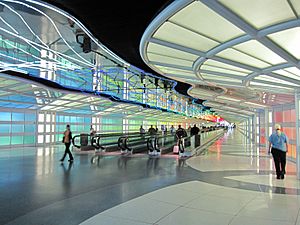 United Airlines corridor, Chicago OHare Airport (6196116901)
