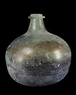 A Post Medieval glass wine bottle dating from AD 1690-1700. (FindID 891131) (cropped)