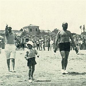 Benito e Romano Mussolini, spiaggia di Riccione 1932.jpg