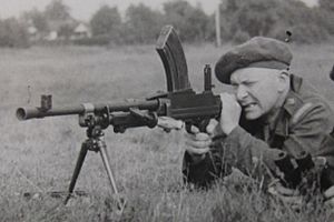 Brian Shaw firing a Bren light machine gun, 1947.JPG